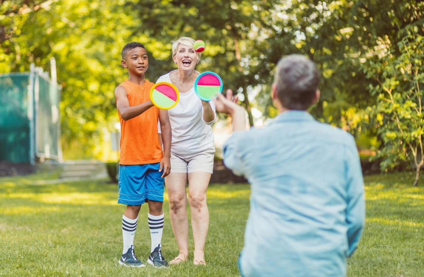 Familia participando en actividades de comunicación